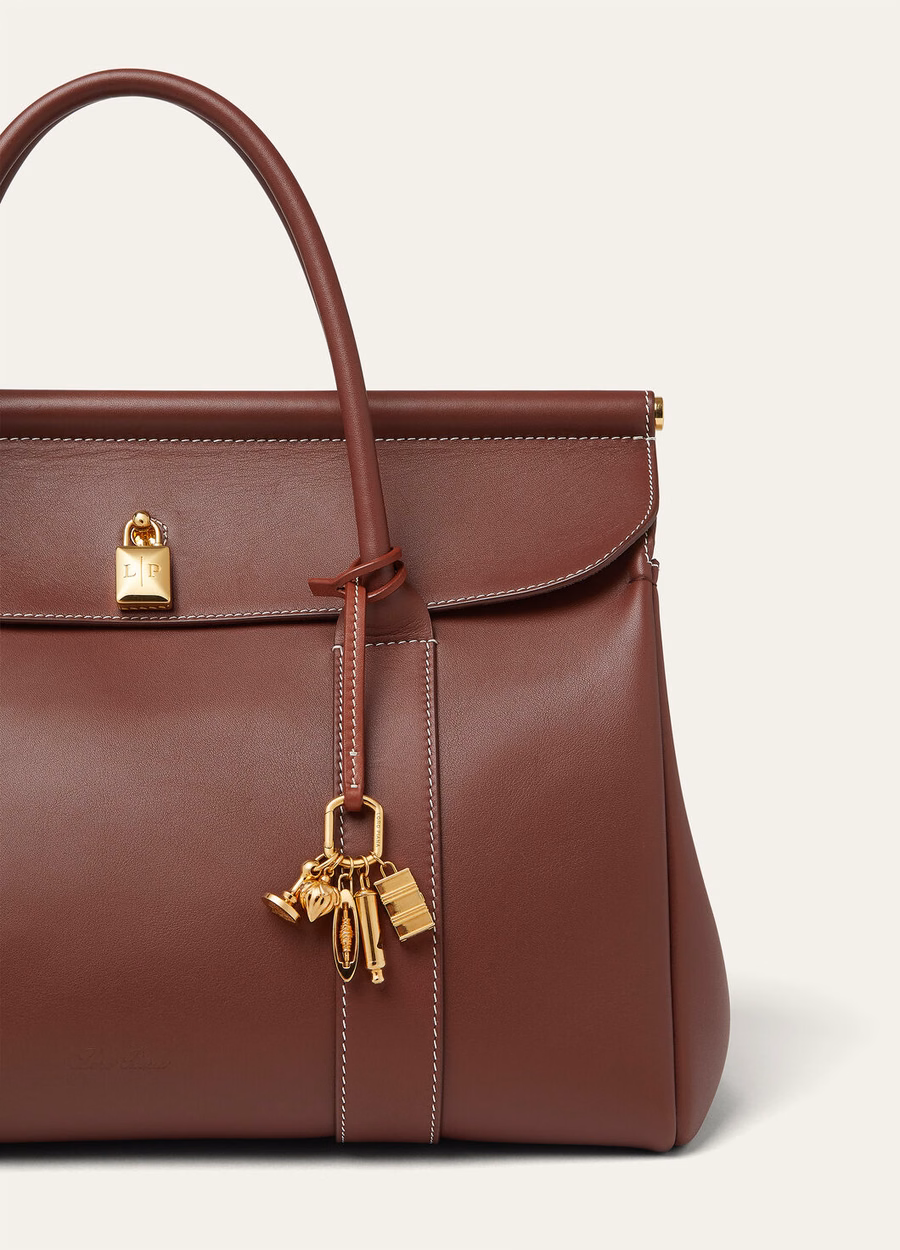 Pingente de aniversário para bolsa, cor Deep Kummel/Jewel Sun, em couro de bezerro dourado.