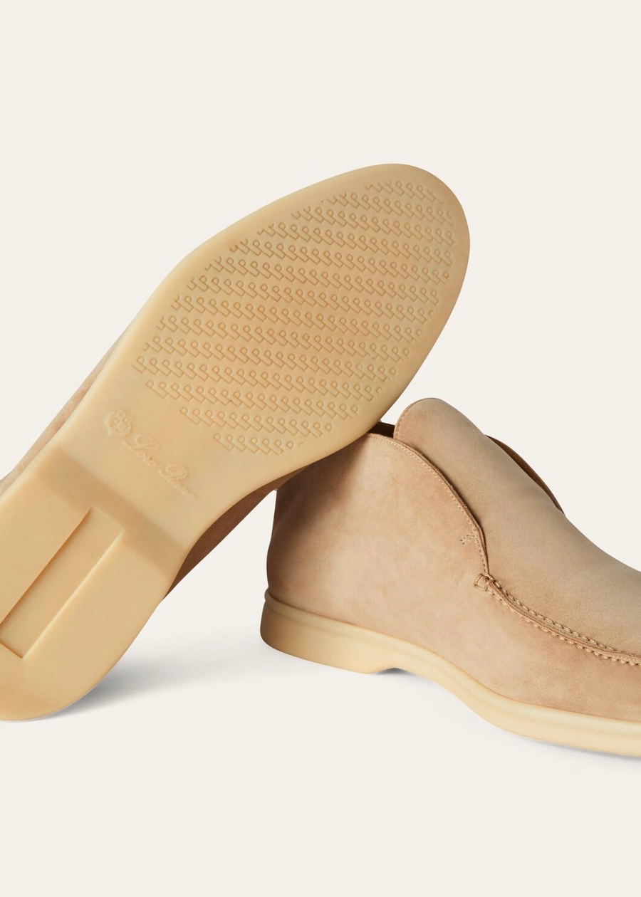 Botas de cano curto Open Walk em camurça cor areia