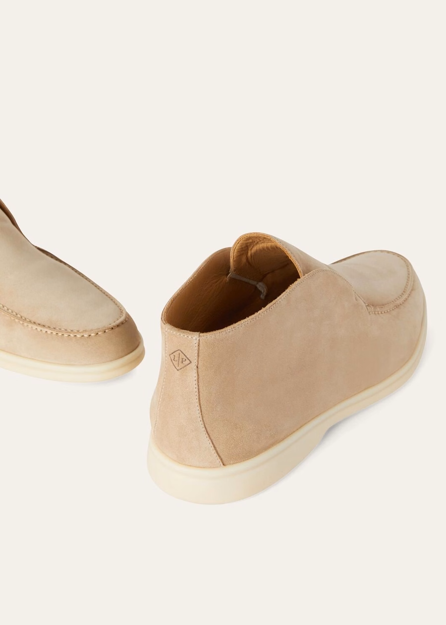 Botas de cano curto Open Walk em camurça cor areia