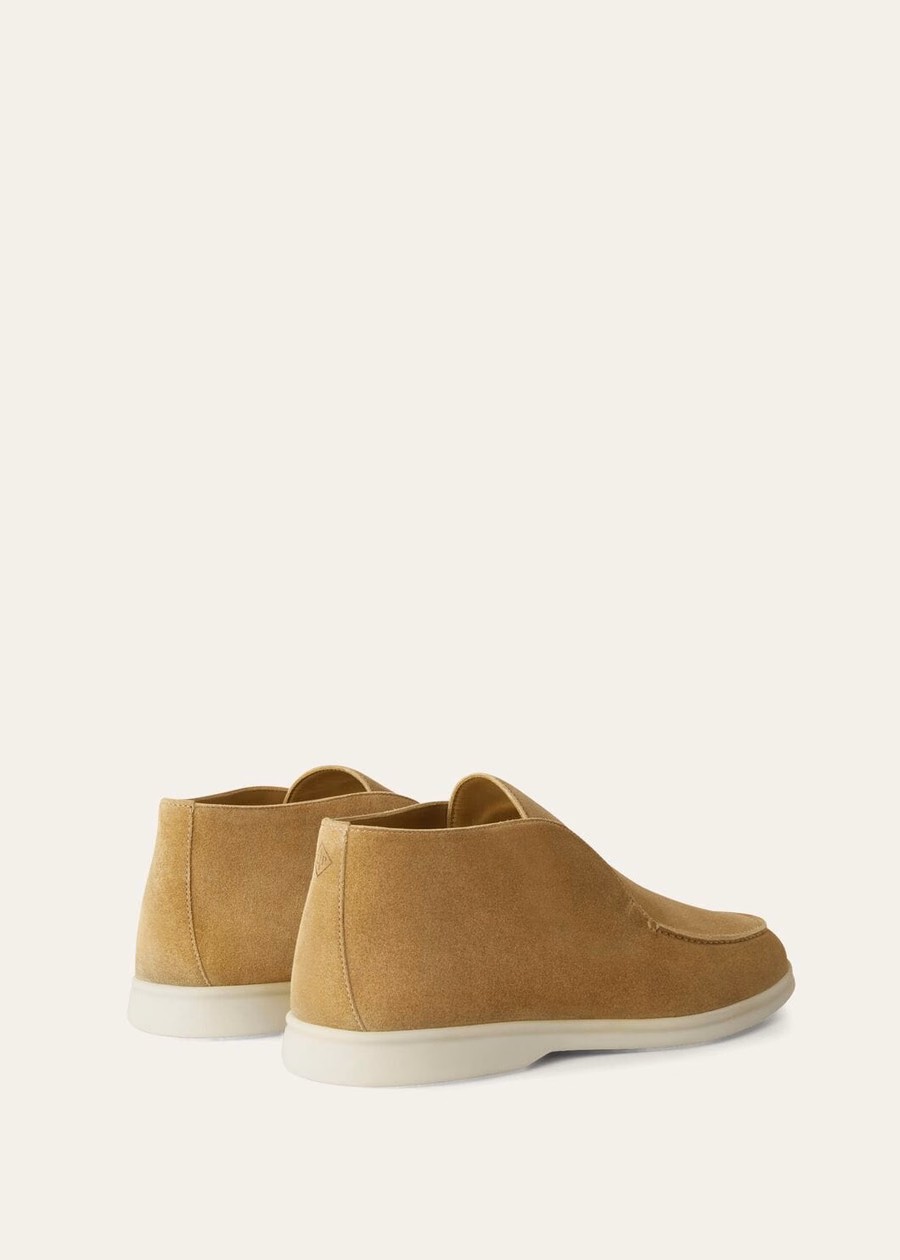 Botas de cano curto Open Walk em camurça, cor cinza claro.