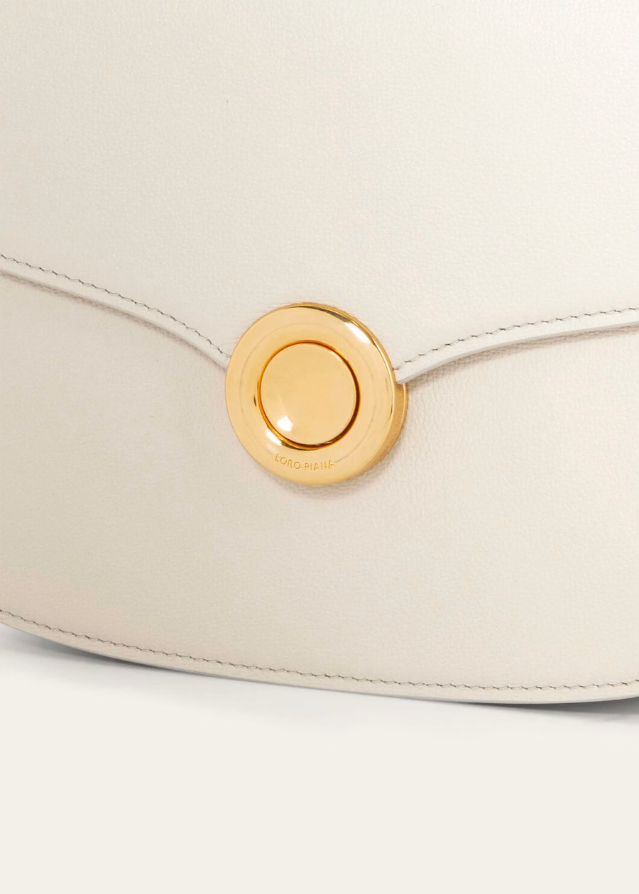 Bolsa pequena Ghiera em couro de bezerro granulado nas cores Travertino Claro/Dourado Sol.
