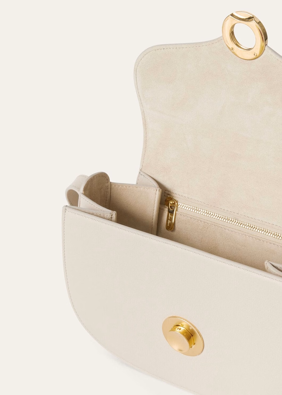 Bolsa pequena Ghiera em couro de bezerro granulado nas cores Travertino Claro/Dourado Sol.