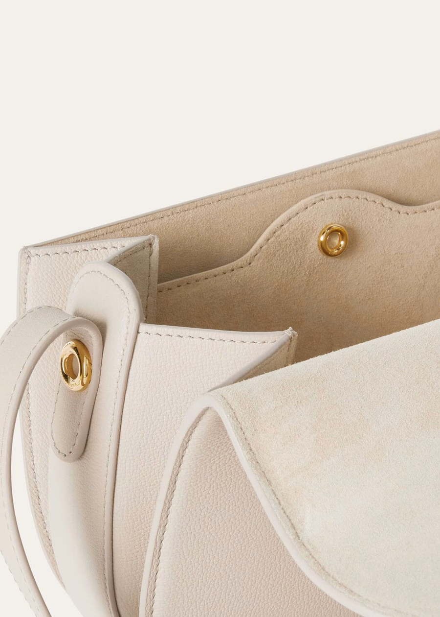 Bolsa pequena Ghiera em couro de bezerro granulado nas cores Travertino Claro/Dourado Sol.
