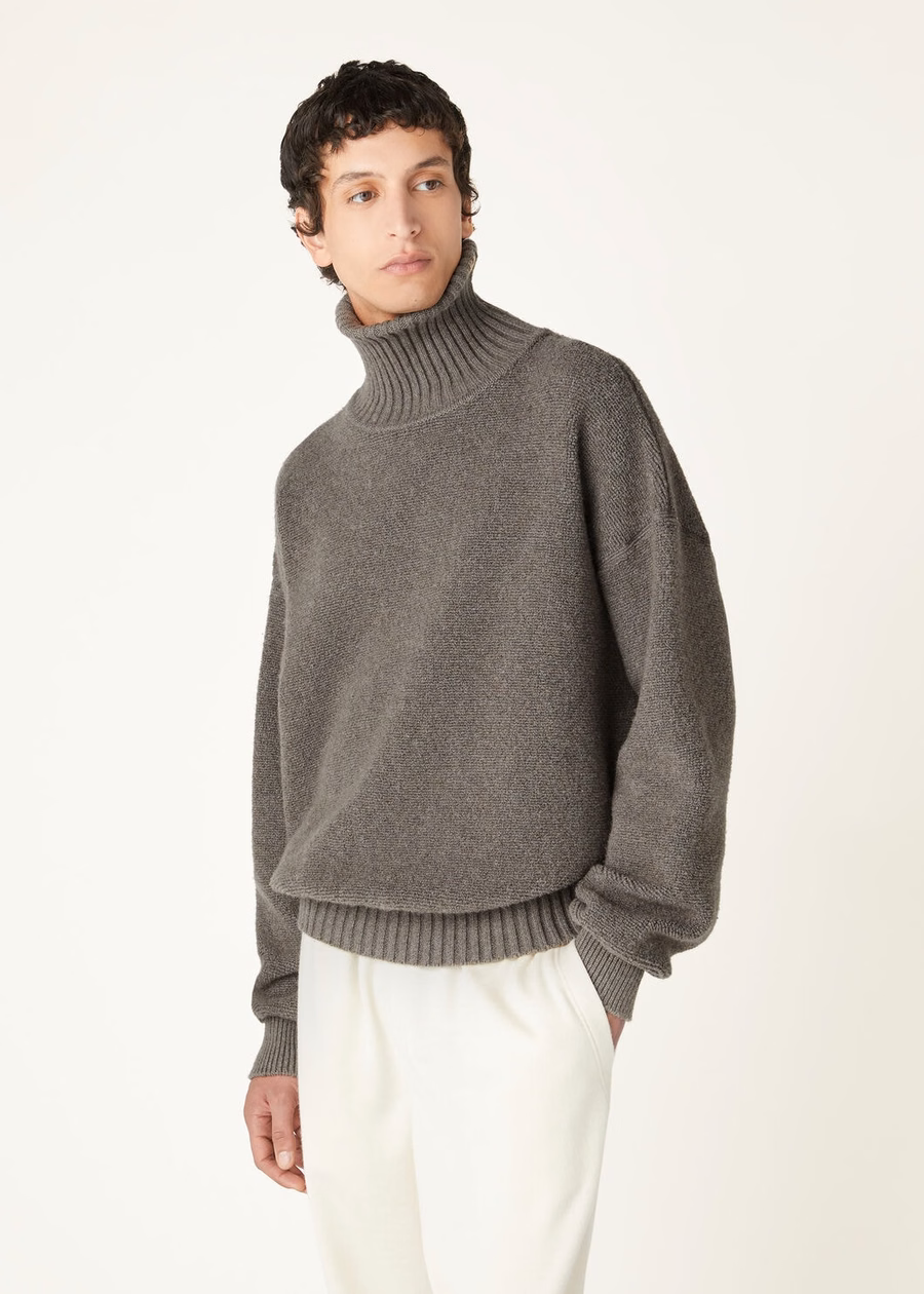Gola alta estilo casulo em cashmere e lã virgem, cor pera mesclada.