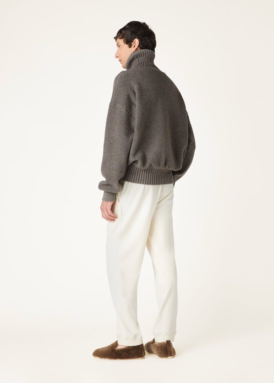 Gola alta estilo casulo em cashmere e lã virgem, cor pera mesclada.