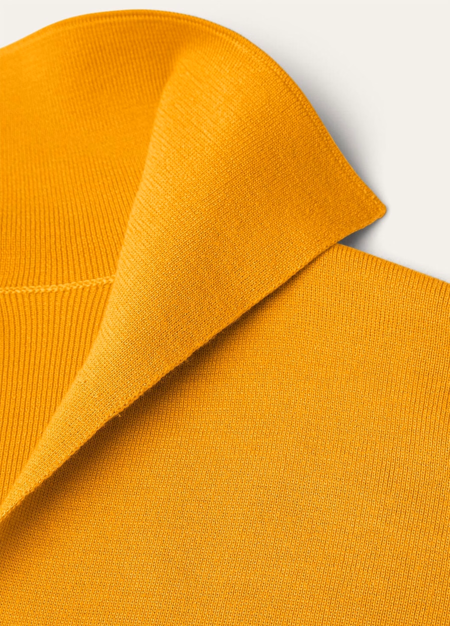 Camisa polo Siena em algodão e seda cor açafrão.