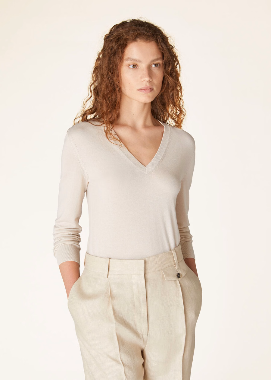 Novo suéter de cashmere com decote em V e penas de tapioca.