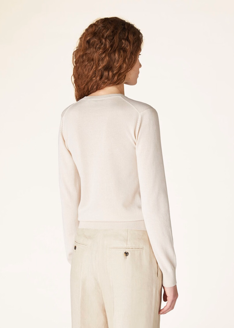 Novo suéter de cashmere com decote em V e penas de tapioca.
