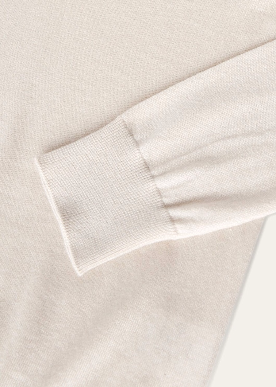 Novo suéter de cashmere com decote em V e penas de tapioca.