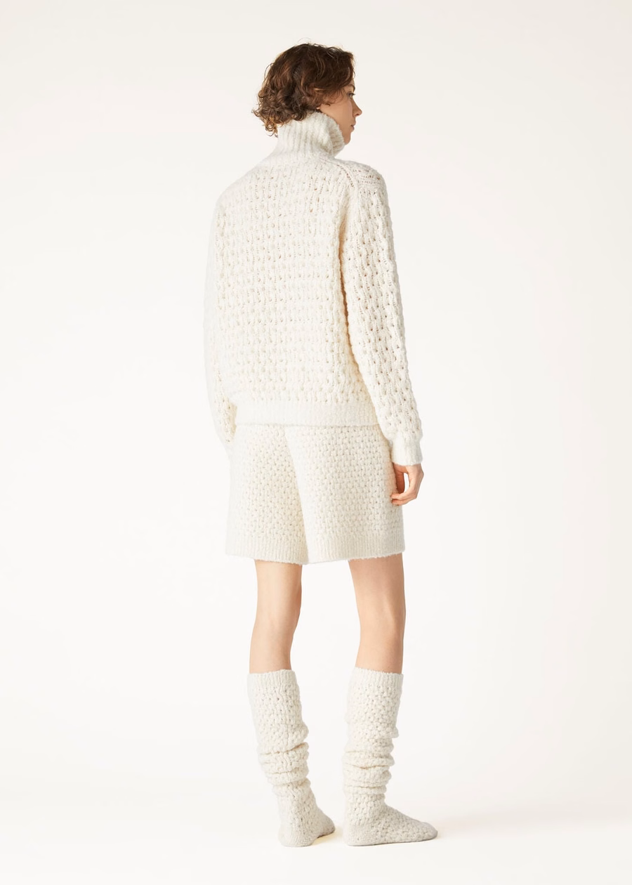 Gola alta envolvente em cashmere branco neve
