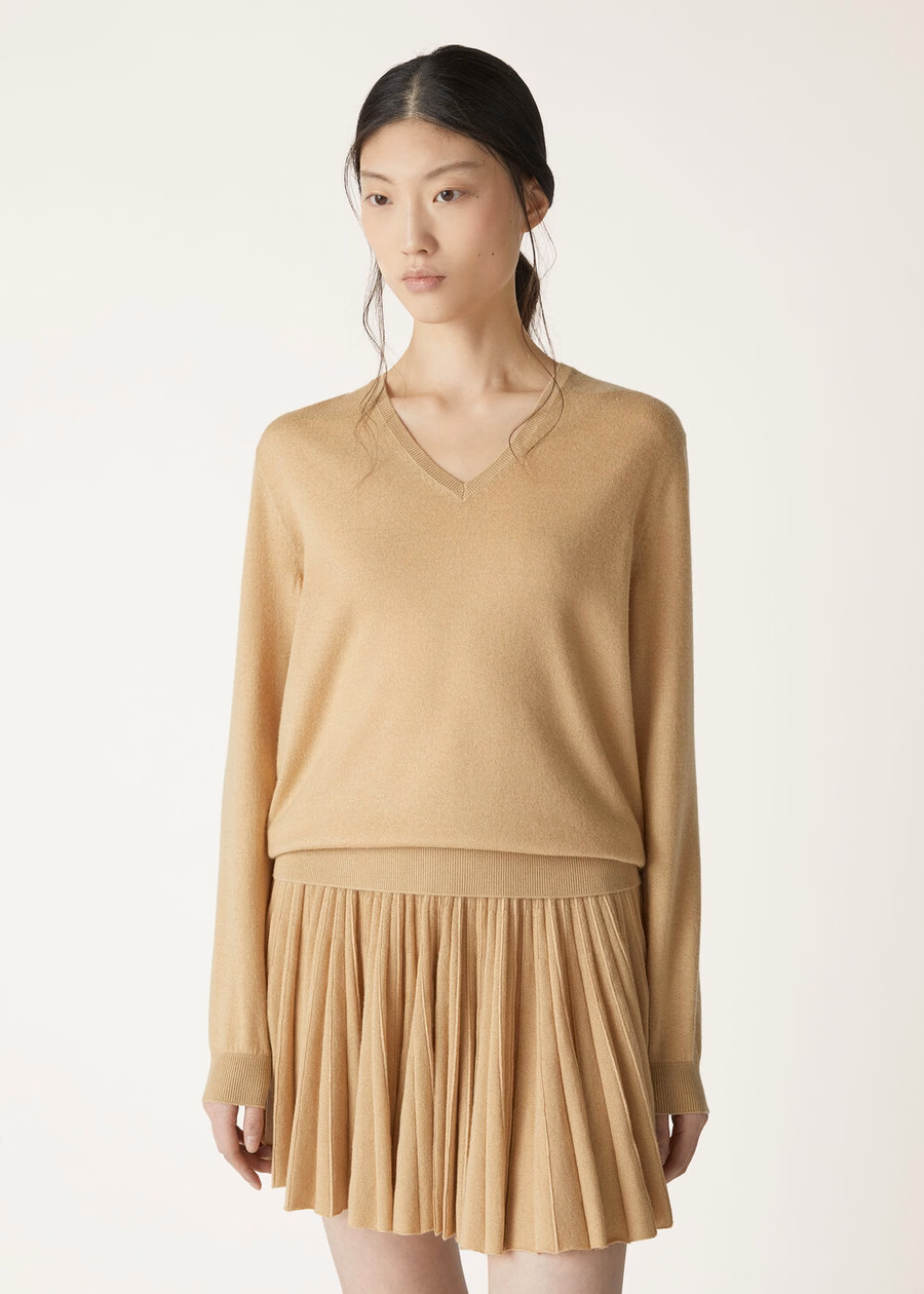 Suéter Luciole Cashmere com decote em V e detalhes em dourado.