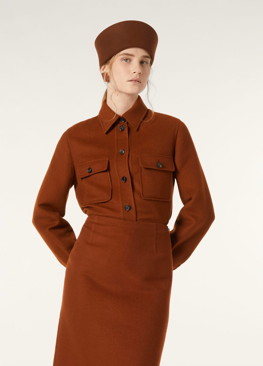 Sobretudo Yannis em cashmere e lápis sanguíneo