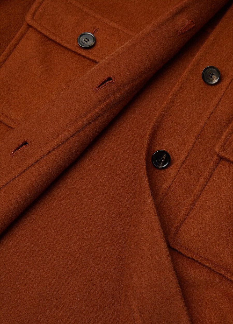 Sobretudo Yannis em cashmere e lápis sanguíneo