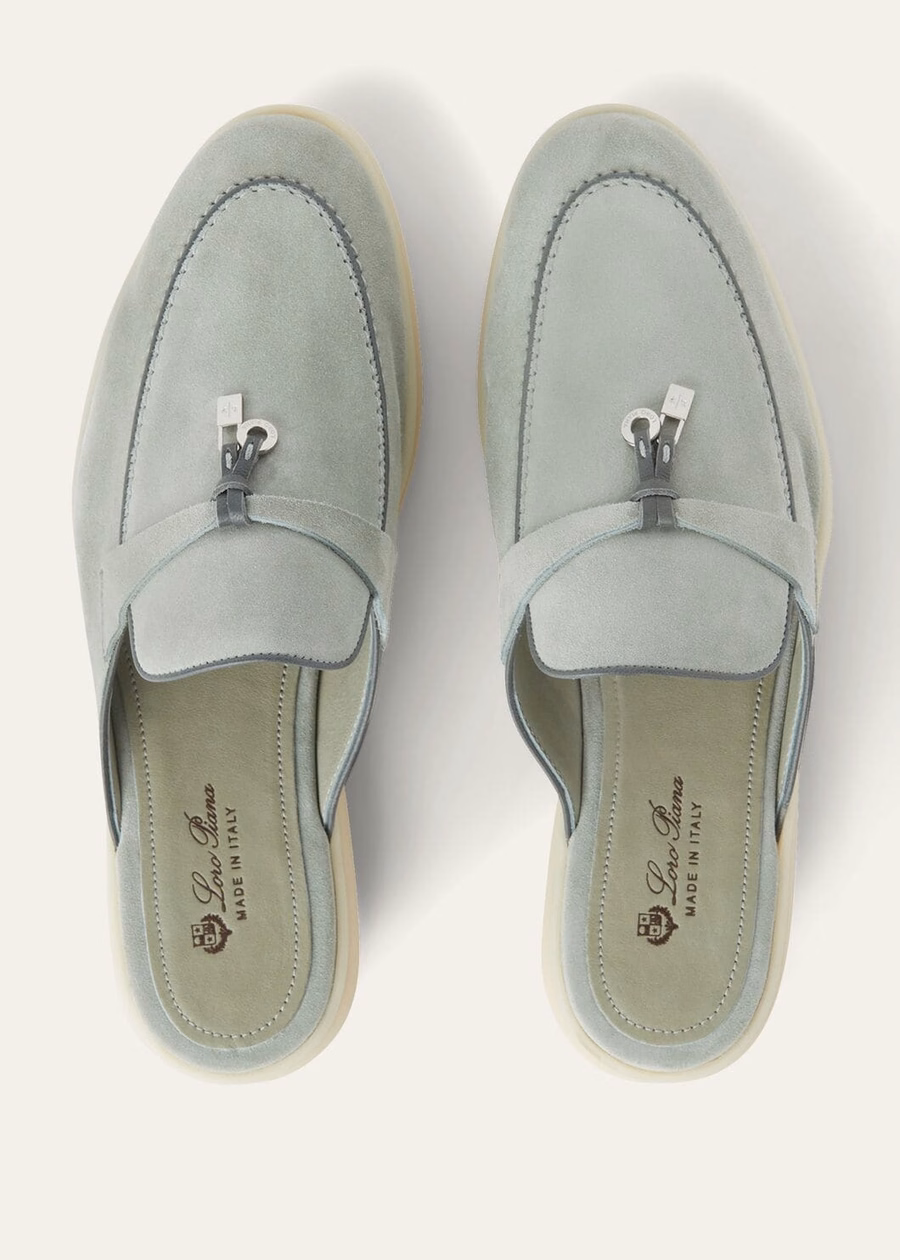 Mocassim Babouche Charms Walk em camurça de cabra com detalhes em eucalipto.