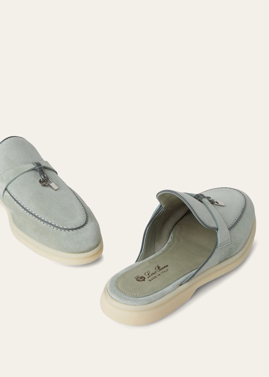 Mocassim Babouche Charms Walk em camurça de cabra com detalhes em eucalipto.