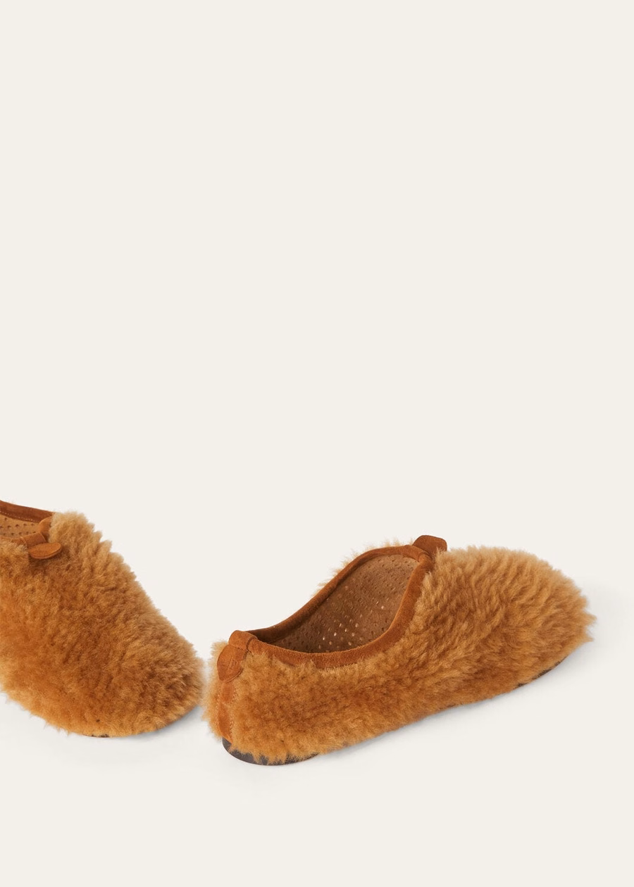 Mocassim plano e macio em pele de carneiro cor gengibre mesclado com dourado