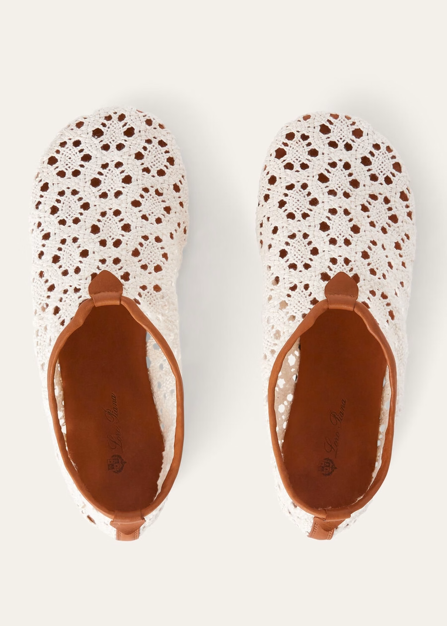 Mocassim plano e fluido em tecido técnico branco Whisper