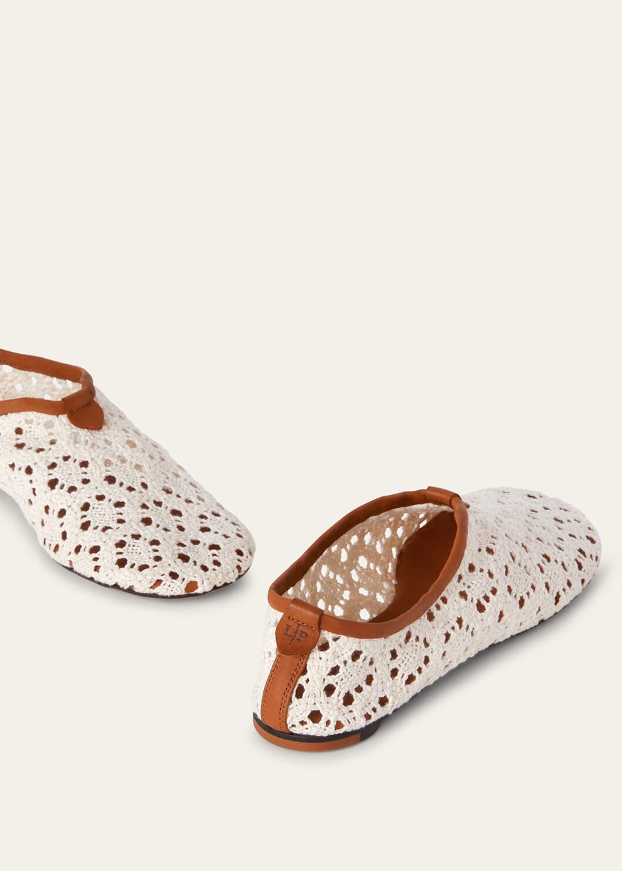 Mocassim plano e fluido em tecido técnico branco Whisper
