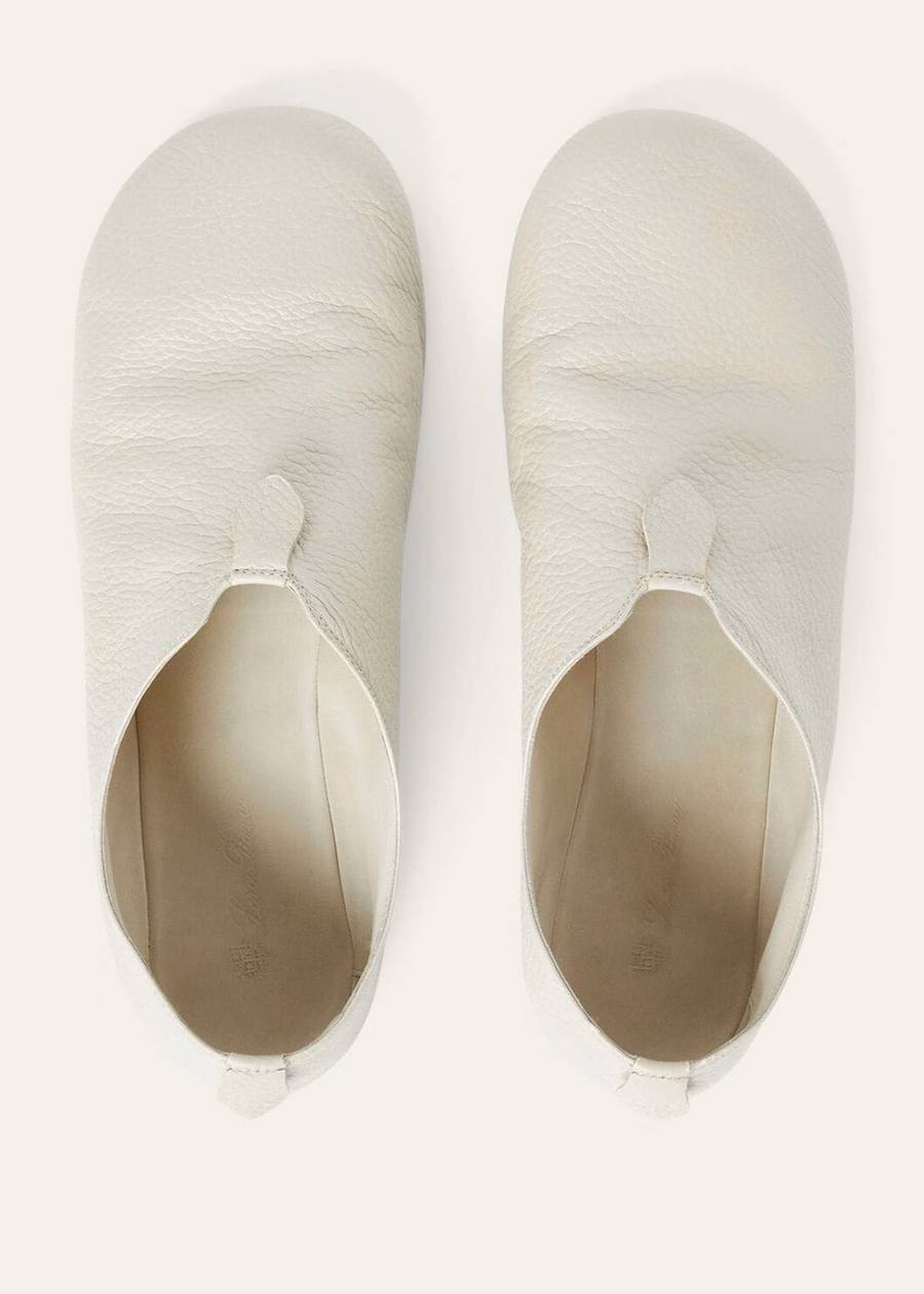 Mocassim Floating Flat em camurça cor creme e marrom