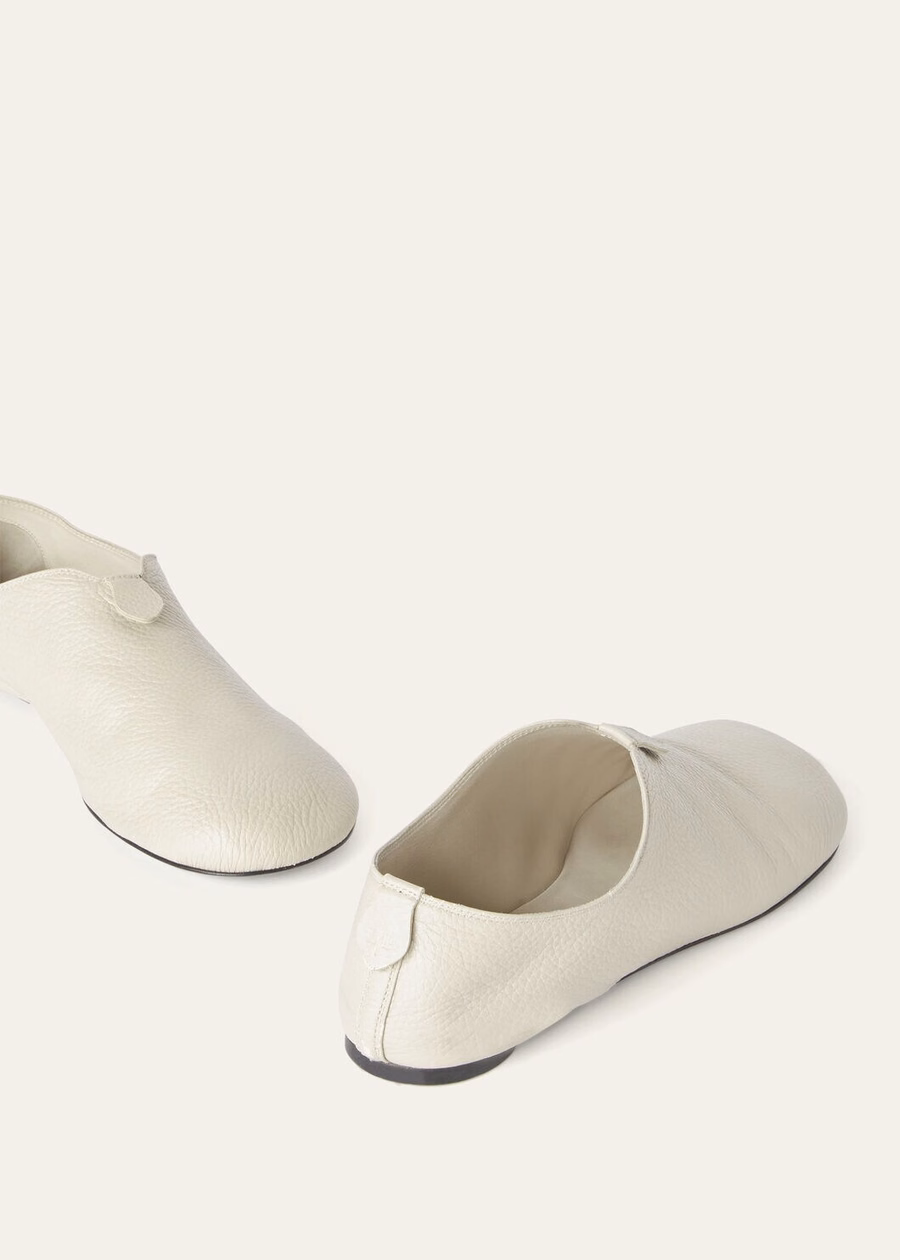 Mocassim Floating Flat em camurça cor creme e marrom