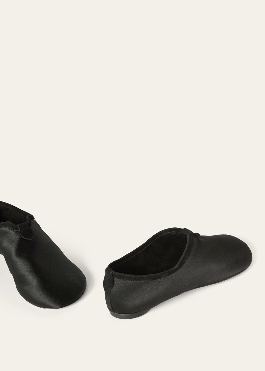 Mocassim plano e fluido em viscose de seda preta