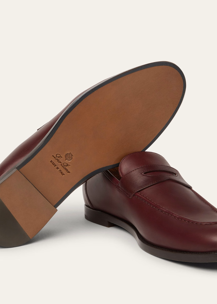 Mocassim Sergio em couro de bezerro na cor marrom escuro.