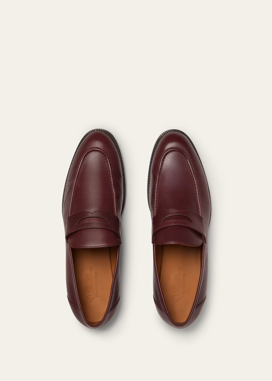 Mocassim Sergio em couro de bezerro na cor marrom escuro.