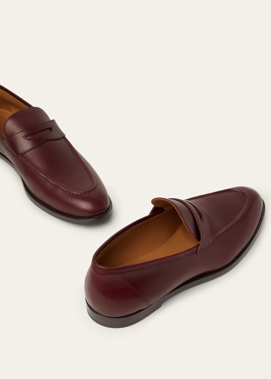 Mocassim Sergio em couro de bezerro na cor marrom escuro.