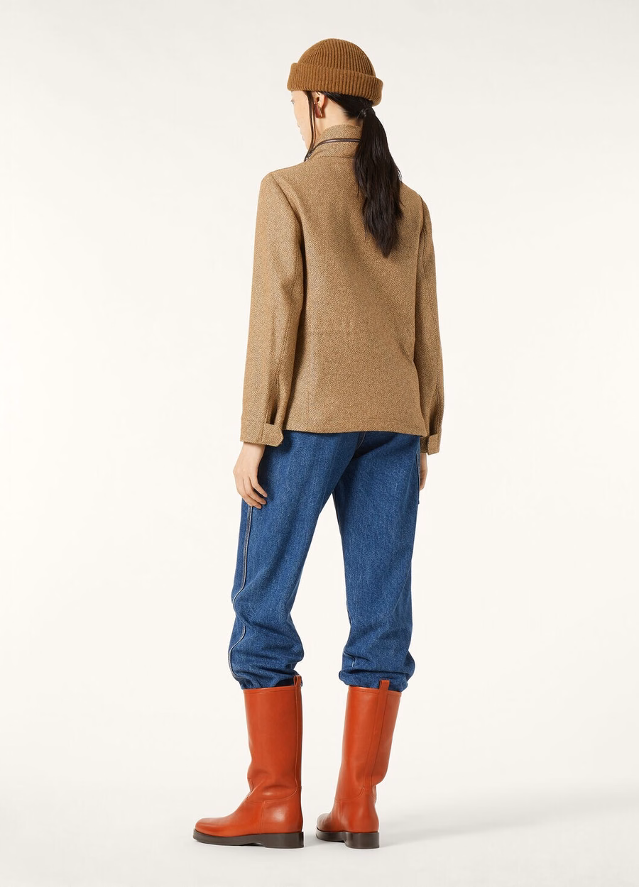 Jaqueta de campo mini Traveller em seda e cashmere, com estampa chevron em tons de camelo e marrom.