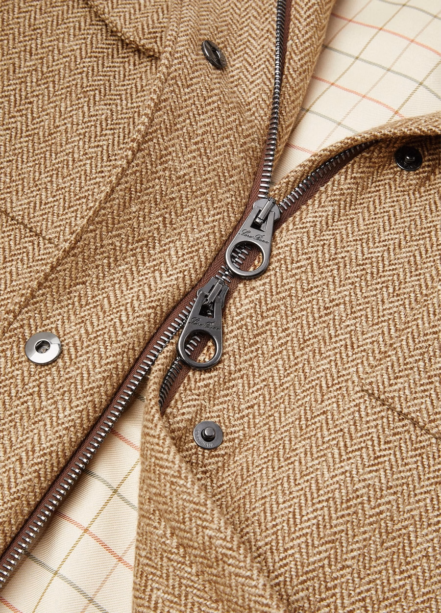 Jaqueta de campo mini Traveller em seda e cashmere, com estampa chevron em tons de camelo e marrom.