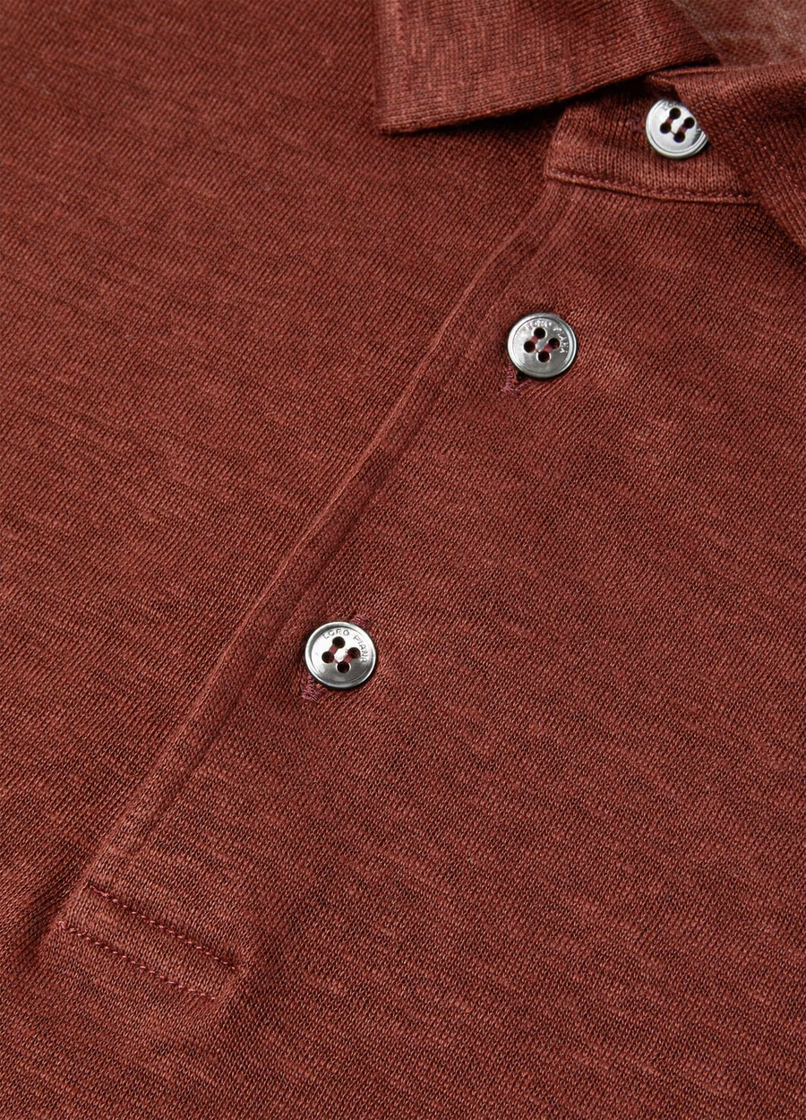 Camisa polo de linho cor vinho.