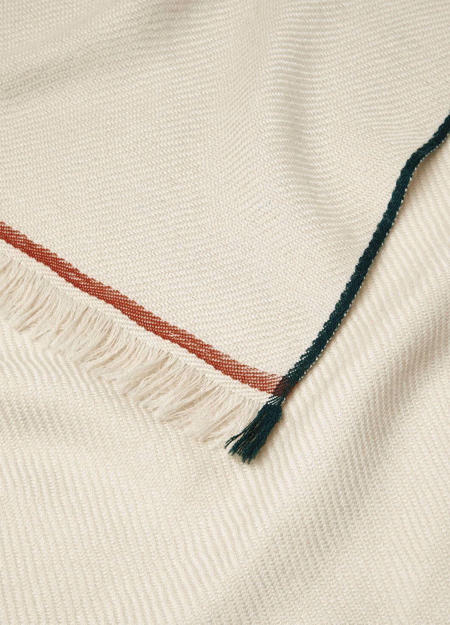 Cachecol Four-in-hand em cashmere leve cor sésamo