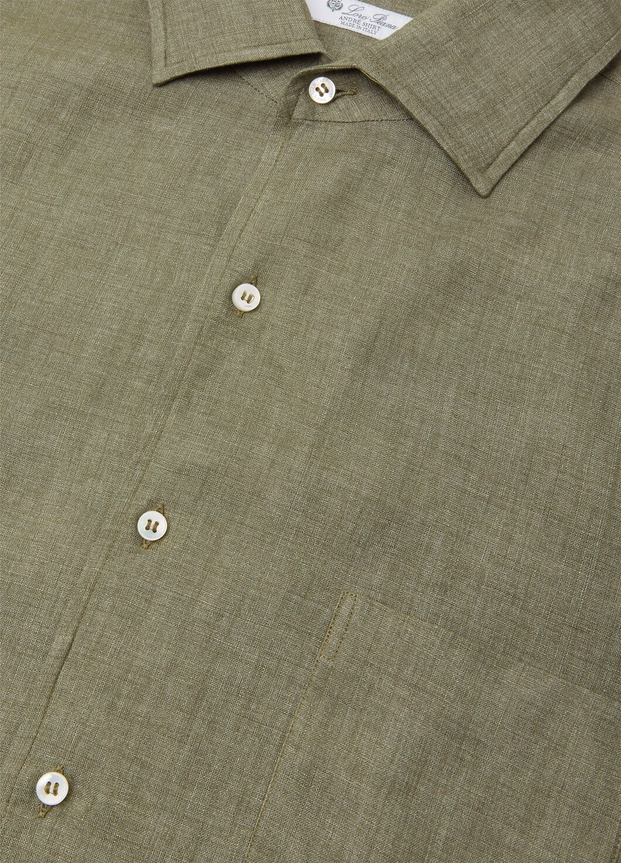 Camisa André em paisagem verde