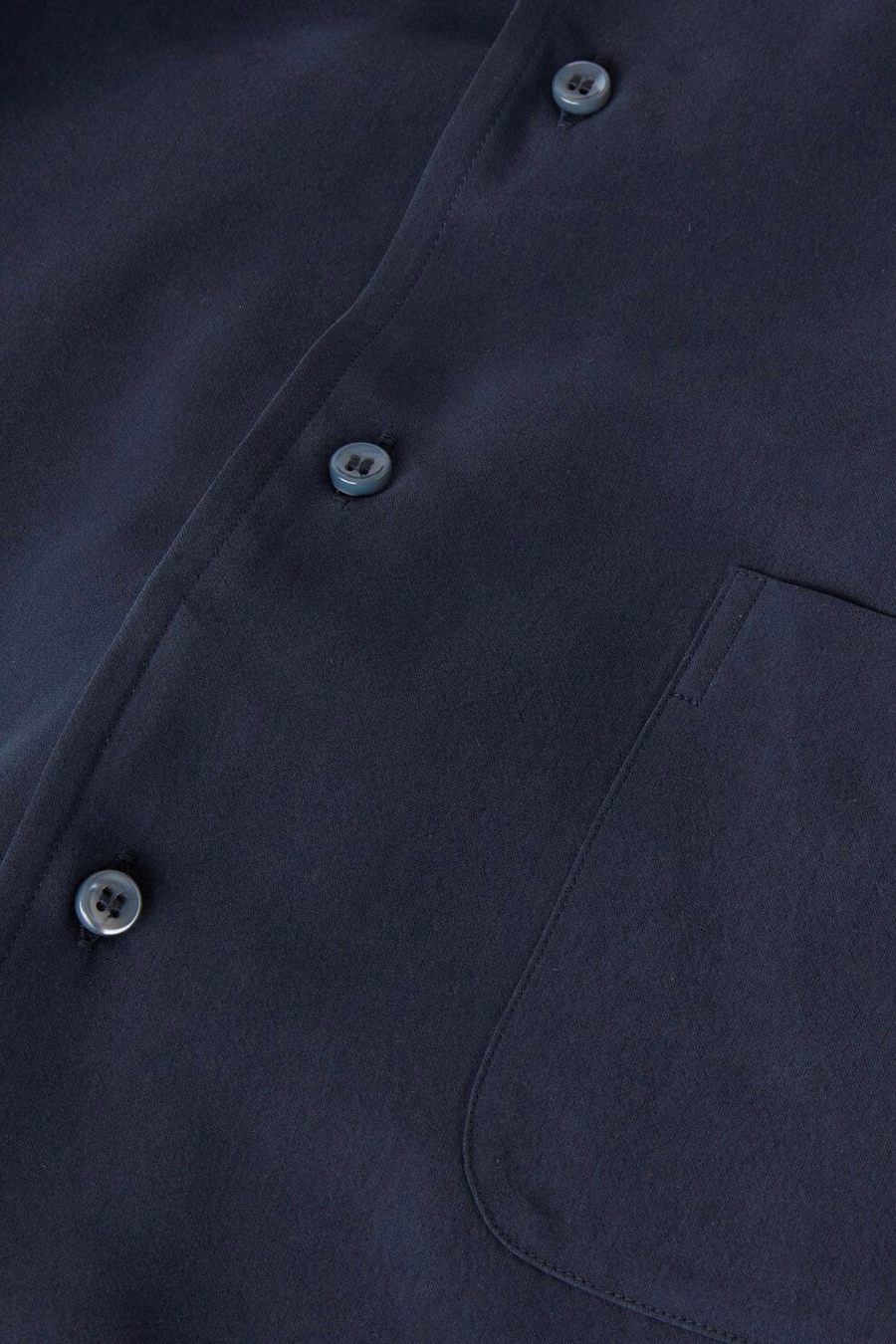 Camisa André de seda azul marinho