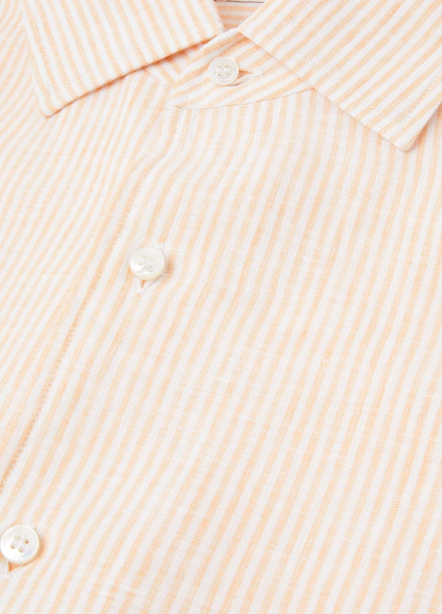 Camisa Raffaele em tom laranja pastel.