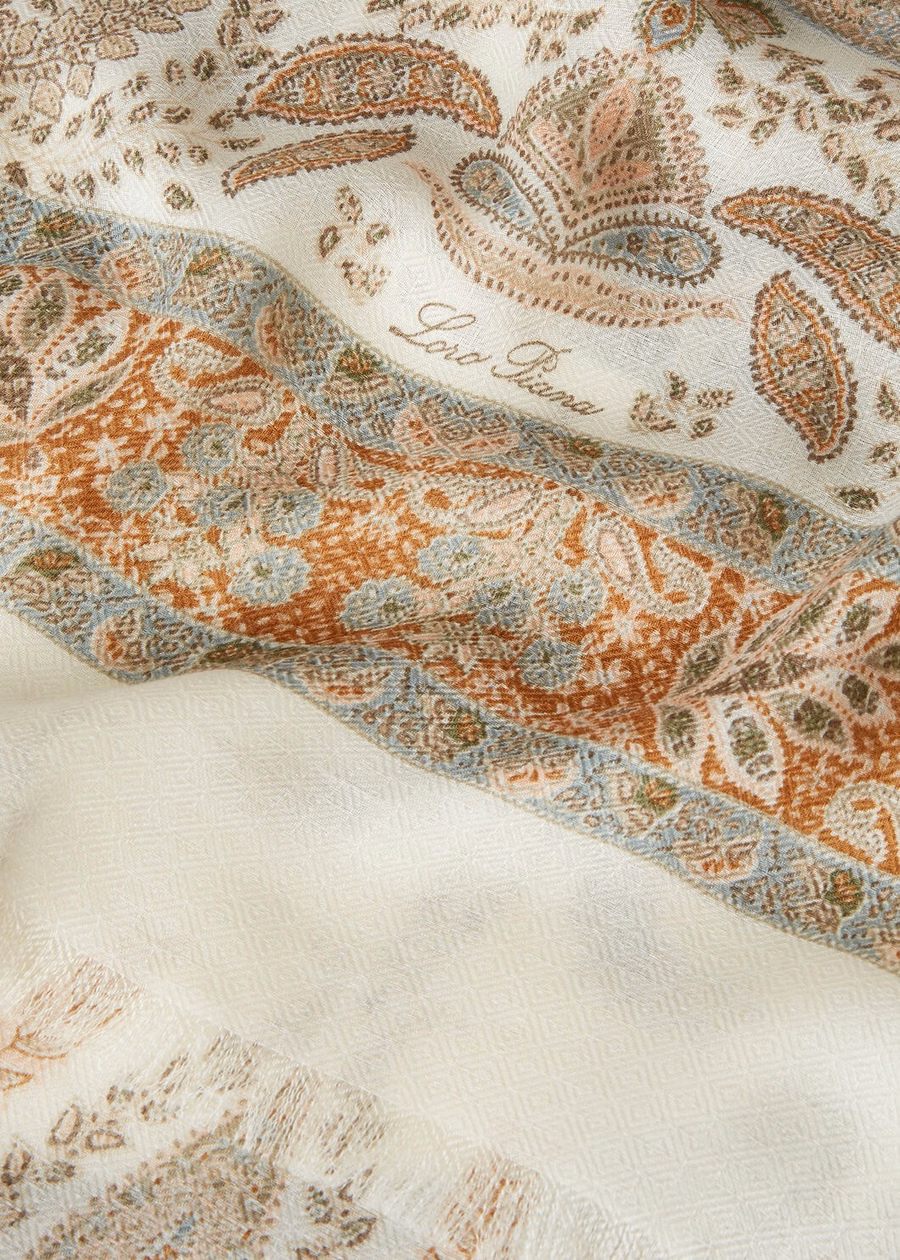 Xale de seda e cashmere Yoyogi nas cores branco, musgo e ferrugem.