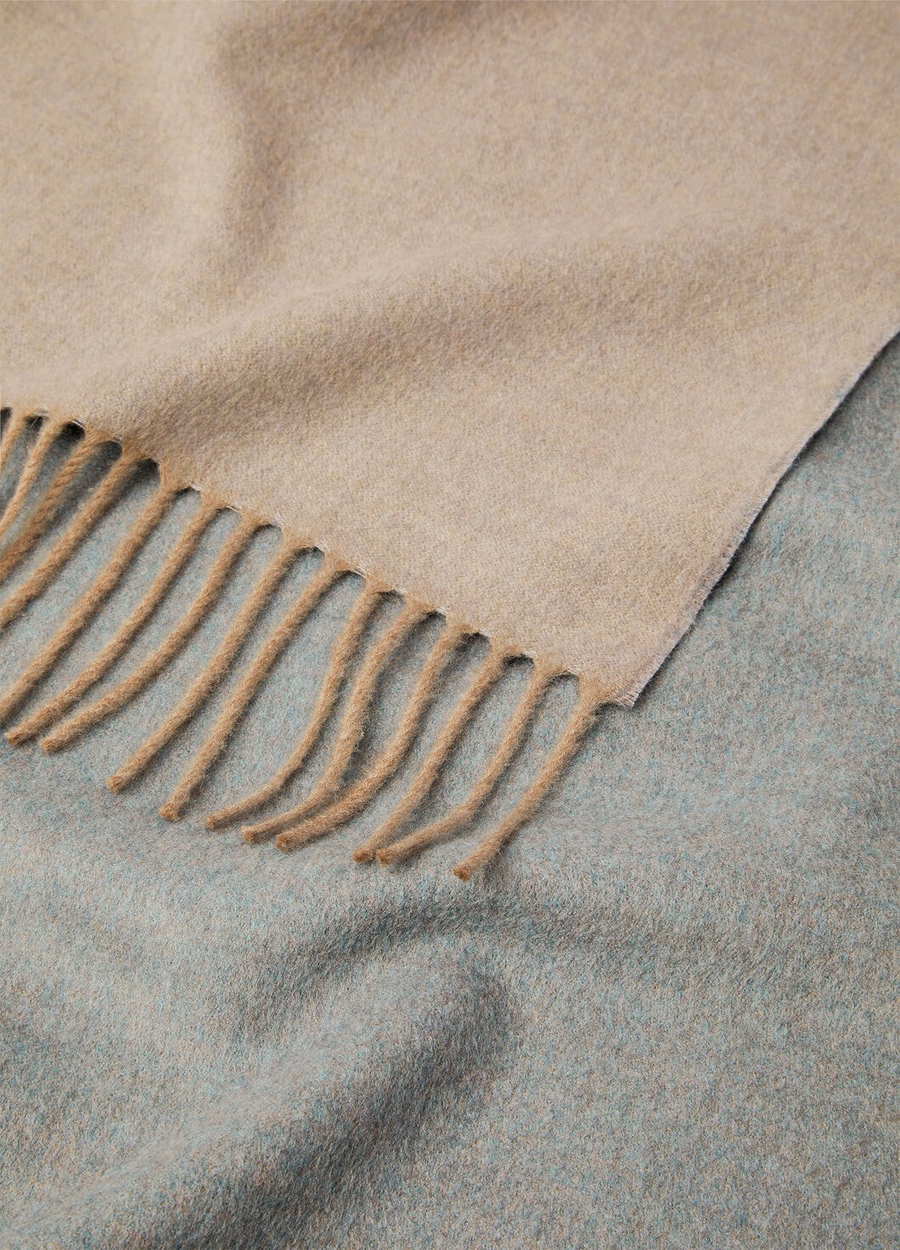 Cachecol bicolor de cashmere nas cores Lunar Rock Melange e Provincial Blue Melange.