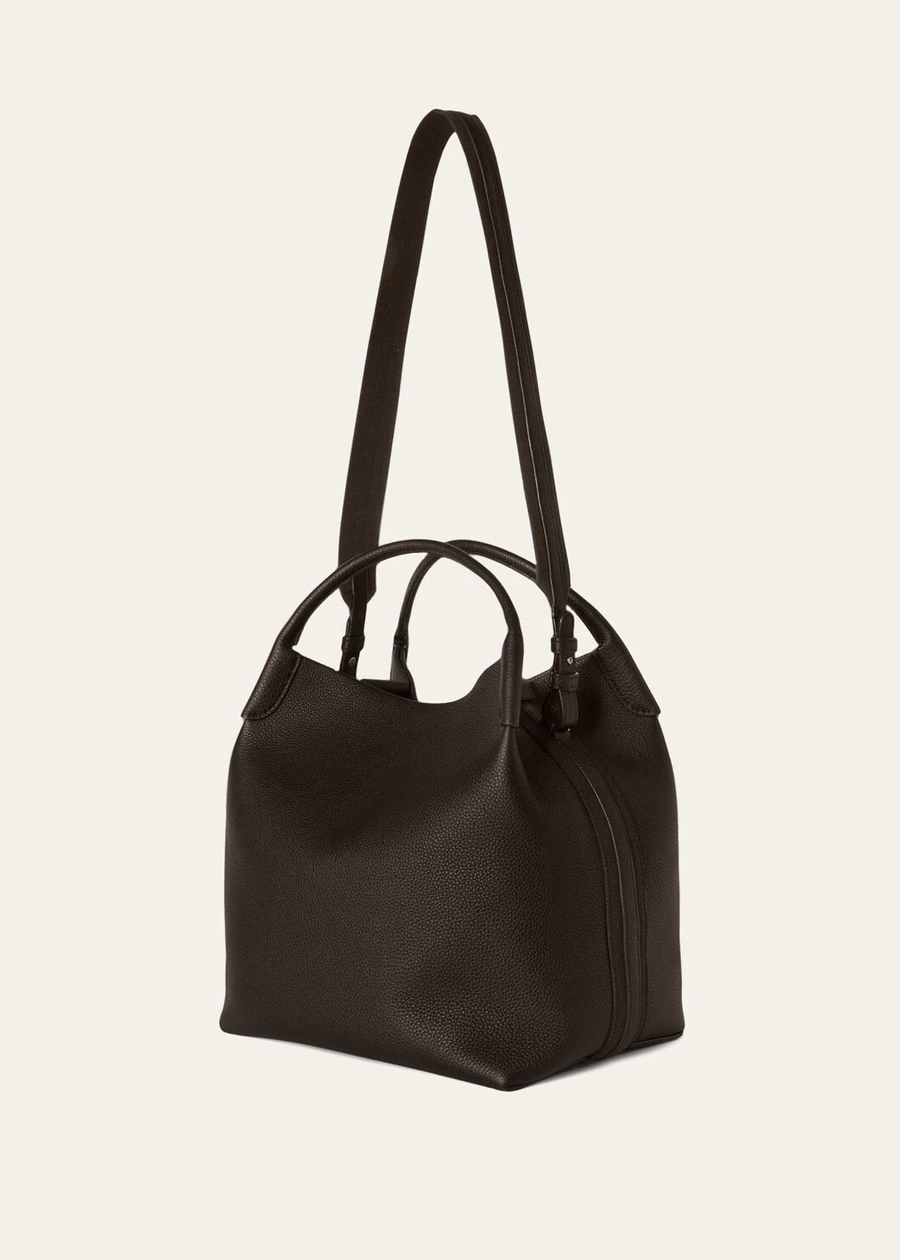 Bolsa grande Bale em couro de bezerro granulado, cor chocolate escuro com detalhes em alcaçuz e dourado.
