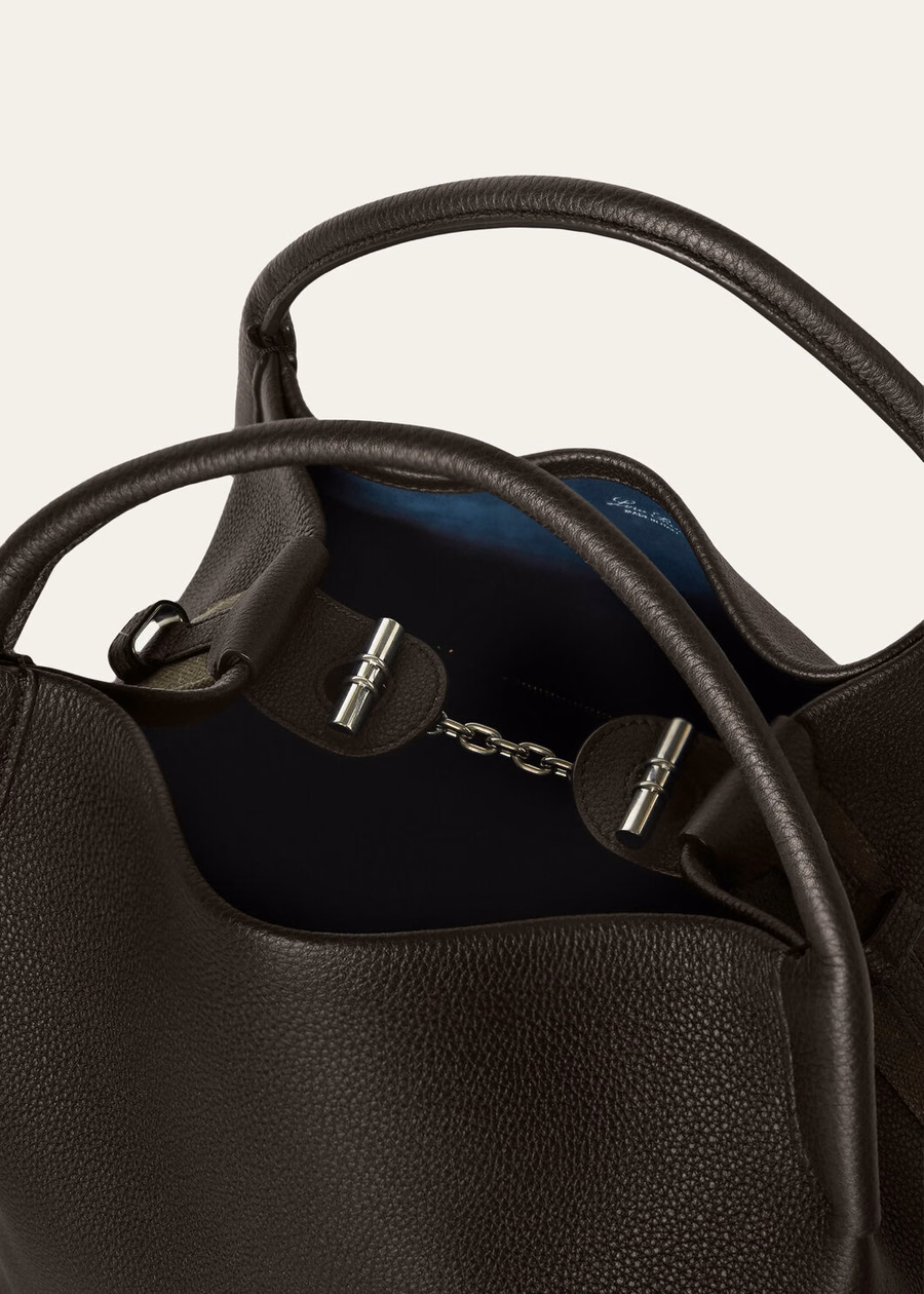 Bolsa grande Bale em couro de bezerro granulado, cor chocolate escuro com detalhes em alcaçuz e dourado.
