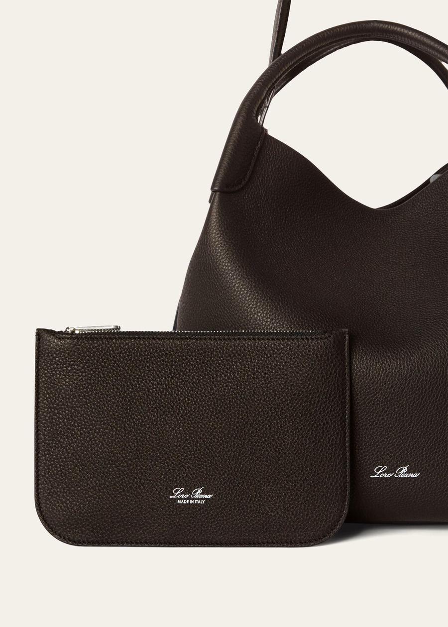 Bolsa grande Bale em couro de bezerro granulado, cor chocolate escuro com detalhes em alcaçuz e dourado.
