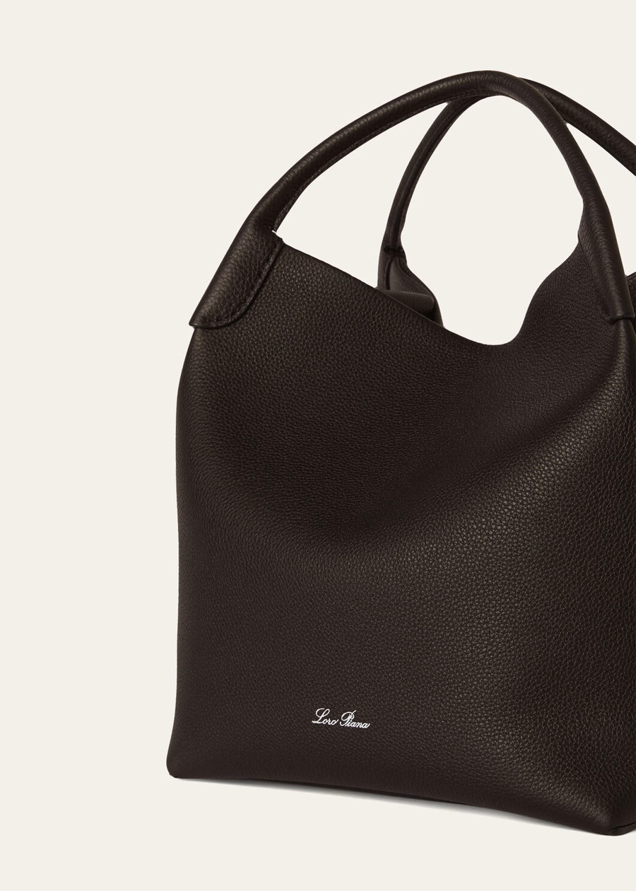 Bolsa grande Bale em couro de bezerro granulado, cor chocolate escuro com detalhes em alcaçuz e dourado.