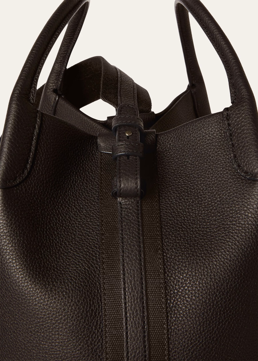 Bolsa grande Bale em couro de bezerro granulado, cor chocolate escuro com detalhes em alcaçuz e dourado.