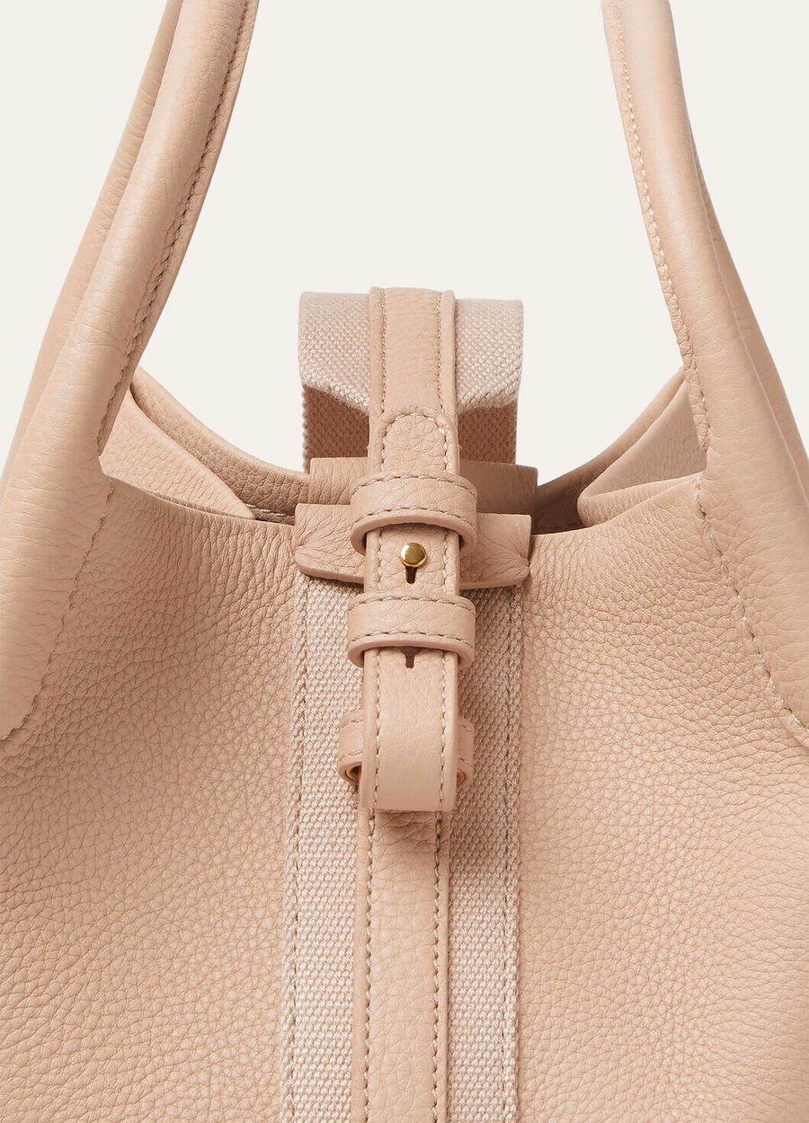 Bolsa pequena de vime em couro de bezerro granulado rosa-claro/dourado-sol