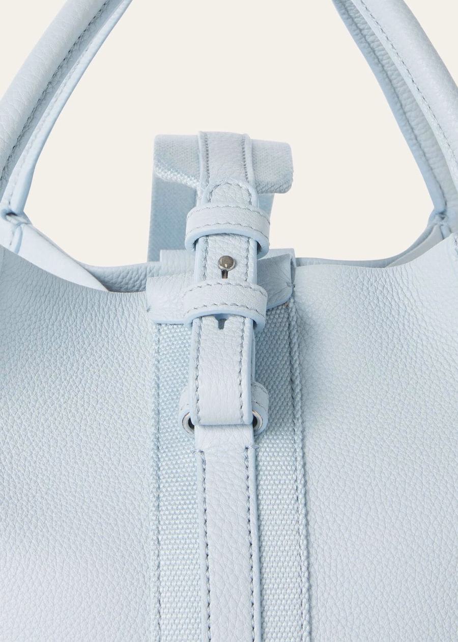 Bolsa pequena de vime em couro de bezerro granulado azul claro Belle
