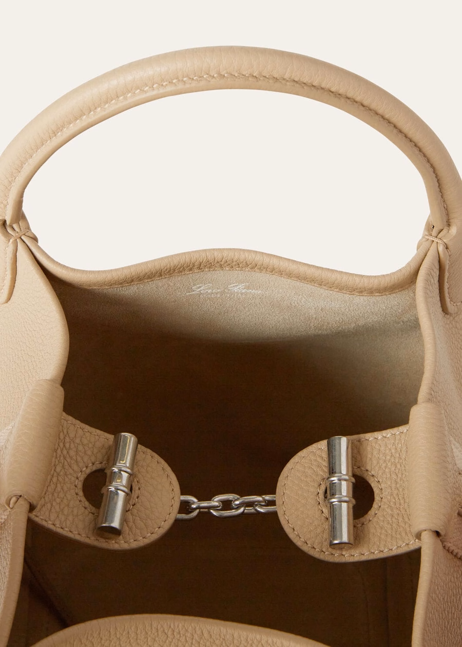 Bolsa pequena para fardos em couro de bezerro granulado, cor MASTIC CLARO/PRATA ANTIGA