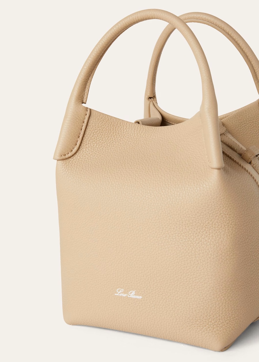 Bolsa pequena para fardos em couro de bezerro granulado, cor MASTIC CLARO/PRATA ANTIGA