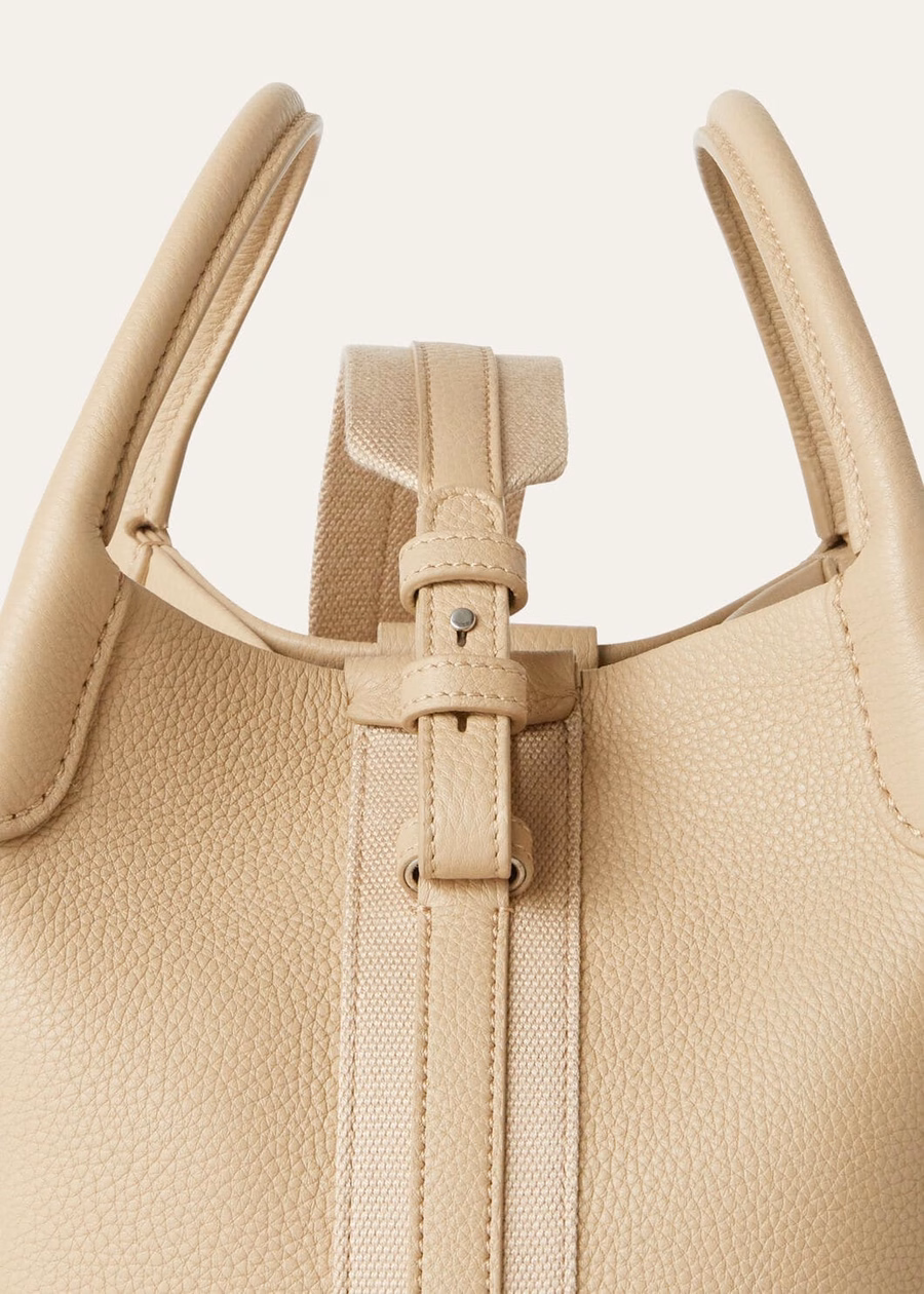 Bolsa pequena para fardos em couro de bezerro granulado, cor MASTIC CLARO/PRATA ANTIGA