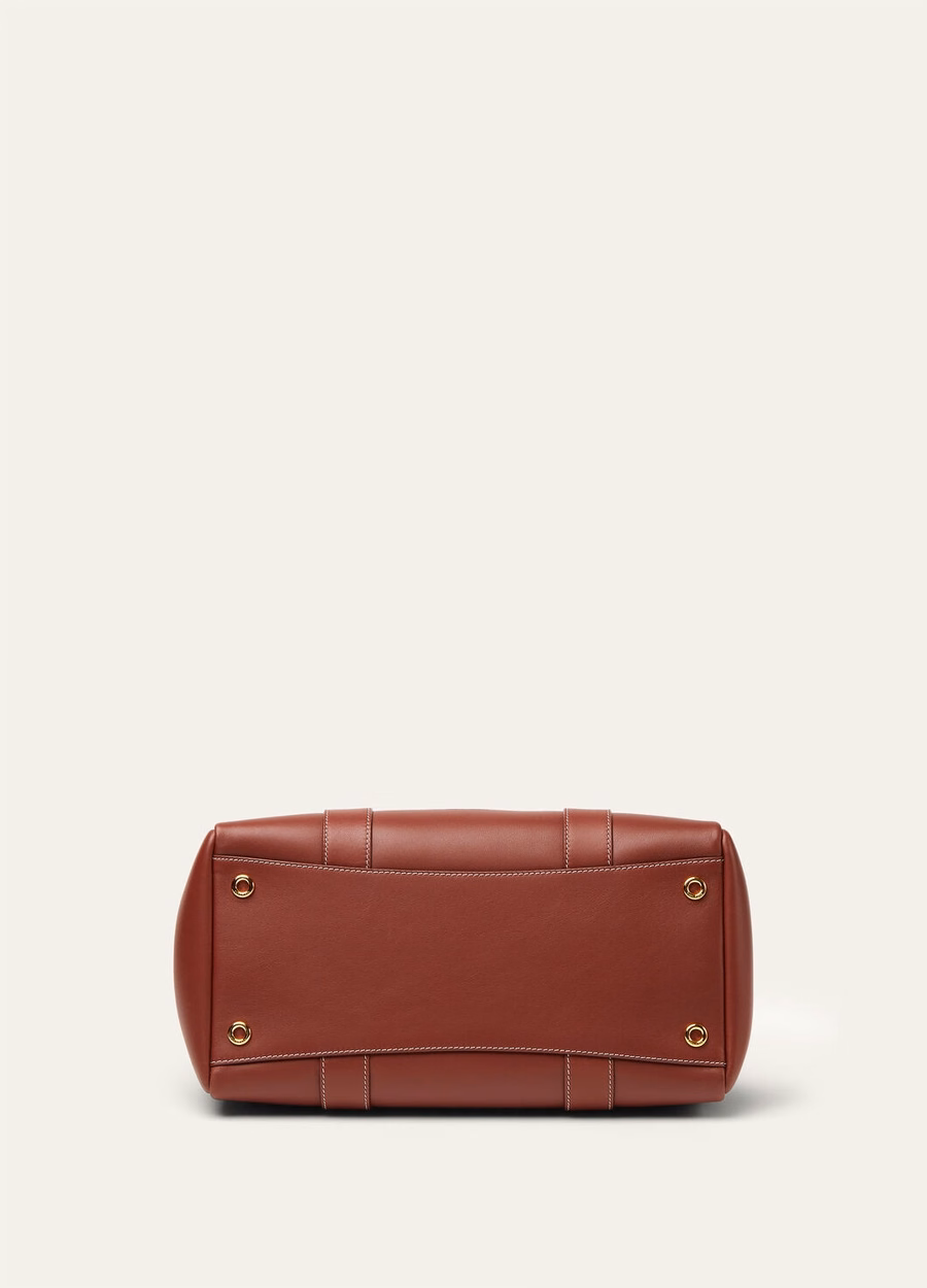 Bolsa Loom L32 em couro de bezerro liso, cor caramelo defumado/dourado.