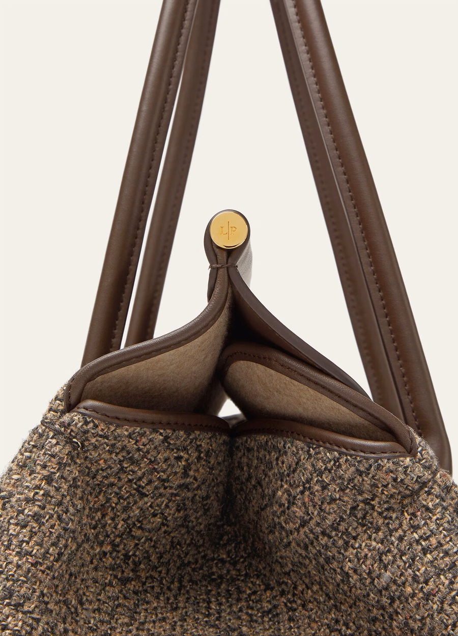 Bolsa Loom L37 em seda, lã e cashmere nas cores marrom quente/chocolate escuro/alcaçuz/dourado.
