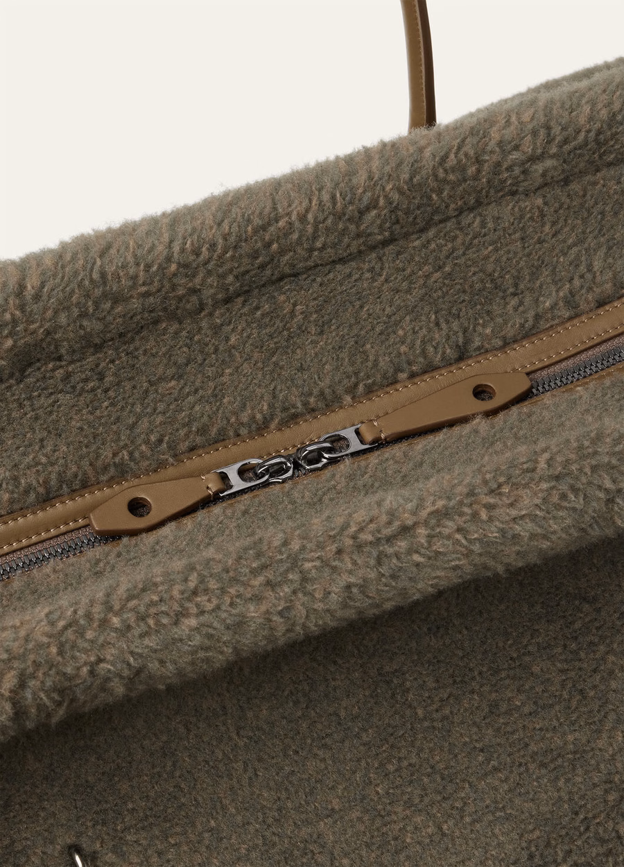 Bolsa de fim de semana Loom L50 em seda e cashmere nas cores musgo tundra/alcaparras salgadas/cinza-chumbo